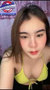 คลิปสาวหน้าหวานขาวสวยโชว์นมสวยๆเนียนๆ